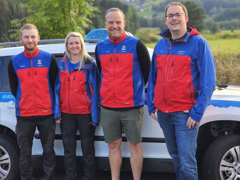 Die drei erfolgreichen Prüflinge mit Bereitschaftsleiter Thomas Mixa (re.)