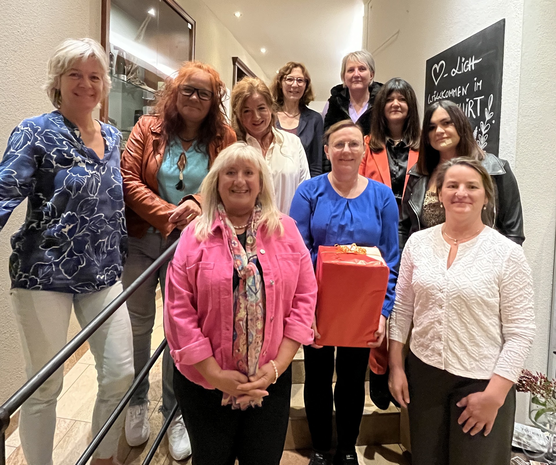 Die wild&weiblich-Unternehmerinnen mit ihrer Vorsitzenden Roswitha Prasser (6.v.l.) waren nach dem gesundheitsmedizinischen Vortrag der Allgemeinärztin Brigitte Wierer sehr motiviert, die Ratschläge in den Unternehmerinnenalltag umzusetzen.