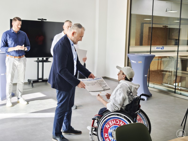 Werner Borth, Geschäftsführer von Nidec SYS, überreicht David Jungbauer den Spendenscheck zur Unterstützung der behindertengerechten Anpassung seines Autos. Werner Borth, Geschäftsführer von Nidec SYS, überreicht David Jungbauer den Spendenscheck zur Unterstützung der behindertengerechten Anpassung seines Autos.