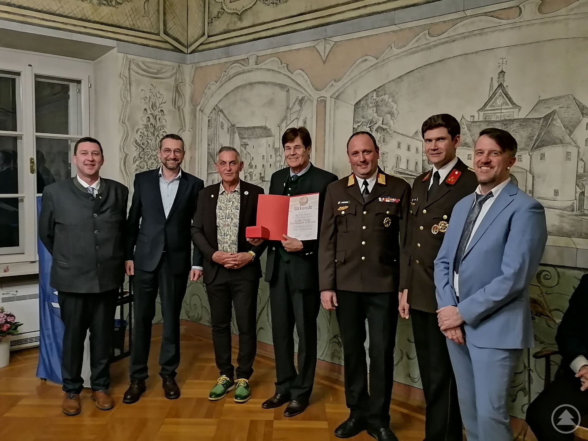 3. Vizebürgermeister Stefan Schneebauer, 1. Vizebürgermeister Mag. Christoph Danner, Bürgermeister Günter Streicher, Bürgermeister a.D. Ing. Franz Angerer, ABI Markus Furtner, HBI Daniel Galos und 2. Vizebürgermeister Mag. Stefan Wimmer bei der Auszeichnung des OÖ Landesfeuerwehrverbandes.