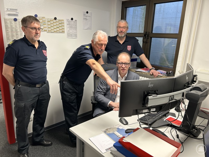 In den Katastrophenschutzräumen in Freyung informierten Jürgen Binder (Kreisbrandinspektor Ost, stehend v.l.), Kreisbrandrat Norbert Süß und Thomas Thurnreiter (Kreisbrandinspektor West) den Landtagsabgeordneten der Freien Wähler, Martin Behringer, über aktuelle Themen der Feuerwehren im Landkreis. In den Katastrophenschutzräumen in Freyung informierten Jürgen Binder (Kreisbrandinspektor Ost, stehend v.l.), Kreisbrandrat Norbert Süß und Thomas Thurnreiter (Kreisbrandinspektor West) den Landtagsabgeordneten der Freien Wähler, Martin Behringer, über aktuelle Themen der Feuerwehren im Landkreis.