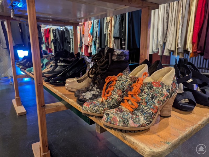 Von Schuhen über Handtaschen bis hin zu Hüten wird man beim Kleidertausch fündig Gebrauchte und gut erhaltene Schuhe bei der Kleidertauschparty