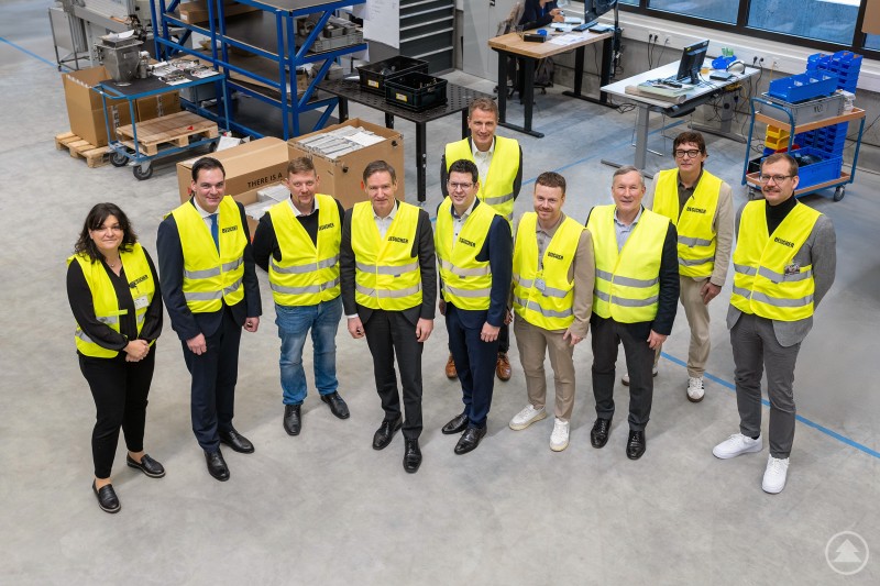 Beeindruckt vom neuen Sesotec-Werk im Industriegebiet „Am Innovationsring“ in Schönberg zeigte sich die Abordnung um Regierungspräsident Rainer Haselbeck (vierter von links). Zehn Personen in Warnwesten mit der Aufschrift