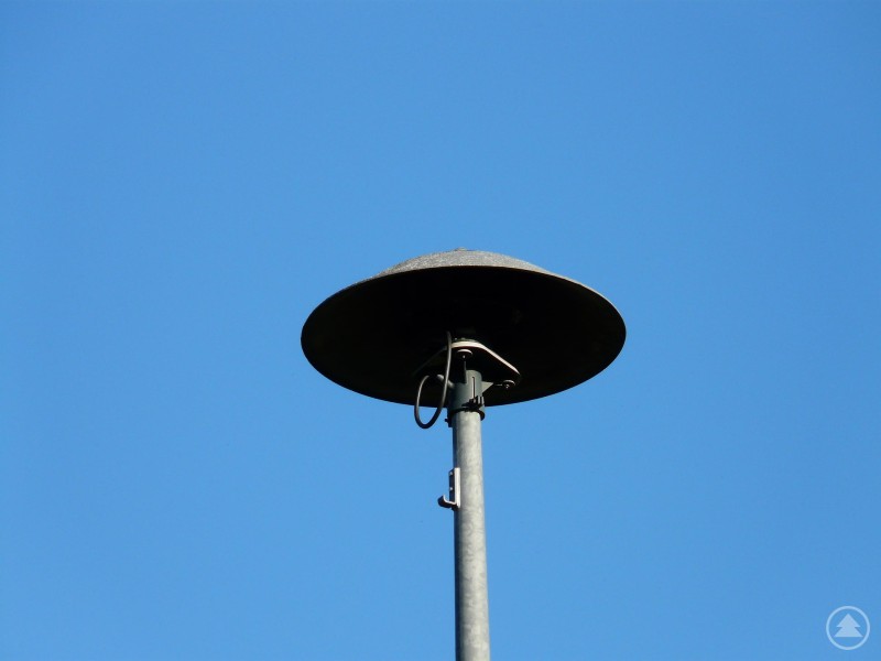 Bereit für den Ernstfall: Am 12. März werden erstmals im Rahmen des bayernweiten Probealarms im Landkreis auch Sirenen digital angesteuert, um die Bevölkerung flächendeckend zu warnen. Eine moderne Sirene auf einem hohen Mast vor blauem Himmel. Die Anlage dient zur Warnung der Bevölkerung im Katastrophenfall und wird beim bayernweiten Probealarm getestet.