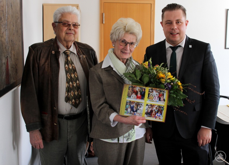 Heidemarie Brückl bekam die Auszeichnung von Landrat Michael Adam (re.) überreicht. Mit ihr freute sich auch ihr Ehemann Peter Brückl. Zudem hatte Heidemarie Brückl Fotos von allen Mitarbeiterinnen der K.A.T.Z.E. mitgebracht, denn „ohne die fleißigen Helfer gäbe es die K.A.T.Z.E. nicht.“