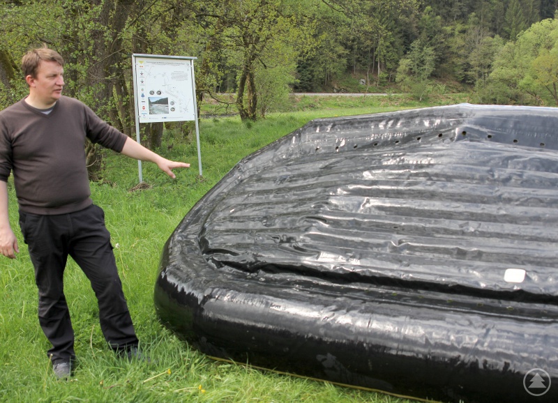 Andreas Peter zeigt, wie man das Raft trocknet, wichtig: Die Luft muss vorher teilweise raus.