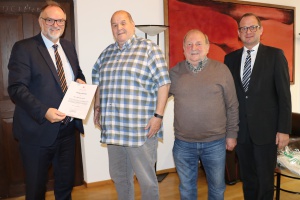 OB Dupper übergibt Dankurkunde an Musikschulleiter Manfred Herre