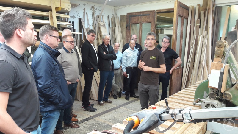 Tischler Franz Gross (rechts) informierte in seinem Betrieb über das Tischlernetzwerk im Vulkanland