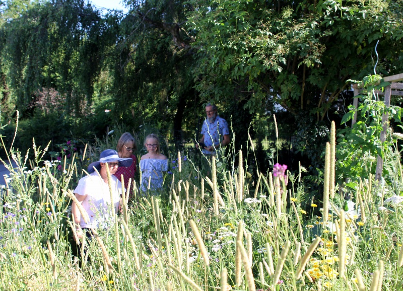Ein Stück wilde Blumenwiese präsentierte Linda Langer beim Rundgang mit ihrer Tochter Mathilda den Prüfern.