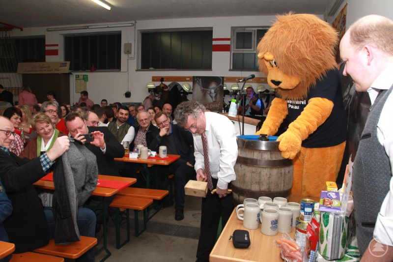 Weil der Bürgermax zuhause Geburtstag feierte durfte stellvertretende Oberzapfer Wolfgang Kunz ran und meisterte den Zugang zum starken Gurgeldesinfektor gekonnt mit einem Schlag.