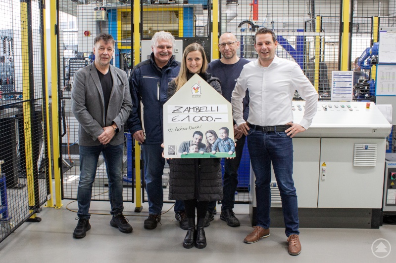 von links nach rechts: Forst-Ausbilder Harry Neumann, Josef Veicht, Leiterin des Ronald McDonald Haus Theresa Humer, Josef Pflanzl und Zambelli-Geschäftsführer Johannes Ranzinger