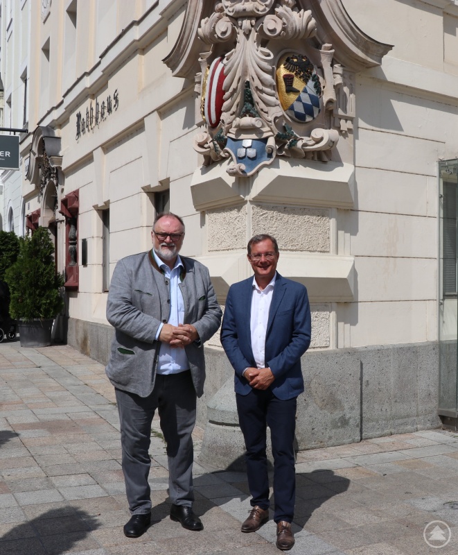 Oberbürgermeister Jürgen Dupper (links) und sein österreichischer Amtskollege, der Bürgermeister von Ried im Innkreis Bernhard Zwielehner.