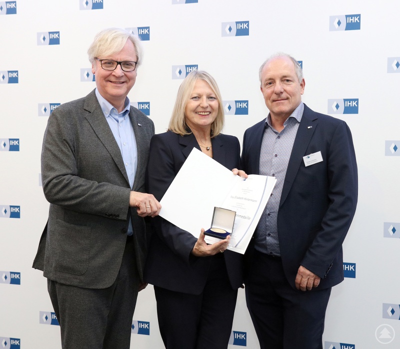 Als Vizepräsidentin wurde Elisabeth Hintermann (Mitte) geehrt und verabschiedet von IHK-Präsident Thomas Leebmann (rechts) sowie DIHK-Hauptgeschäftsführer Martin Wansleben.