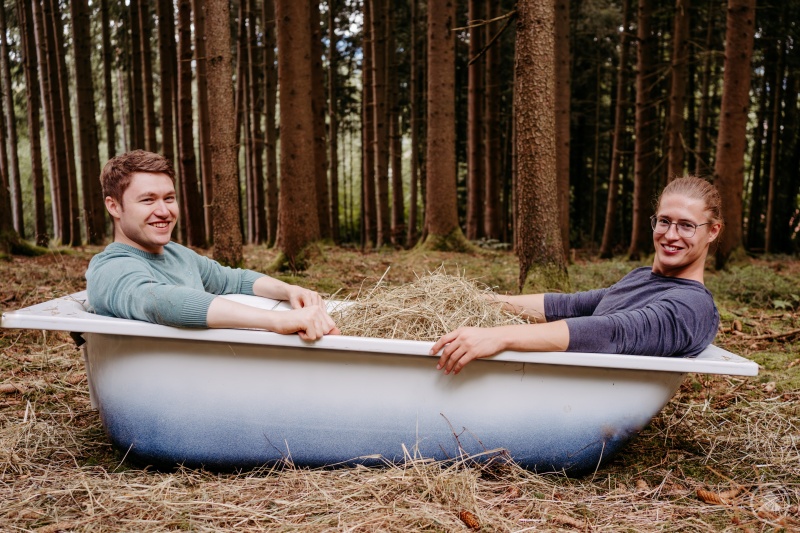 Seine Erfahrungen als einer der Gründer von My Herbal Spa wird der aus Rinchnach stammende Thomas Wiederer (rechts) mit den Anwesenden bei der Prämierung teilen. Gemeinsam mit seinem Schulfreund Daniel Schreiner entwickelte Wiederer in der Natur des bayerischen Waldes die Idee für das Startup. Mit den natürlichen Kräuterbadekissen konnten sie auch in der VOX Gründershow „Höhle der Löwen“ überzeugen