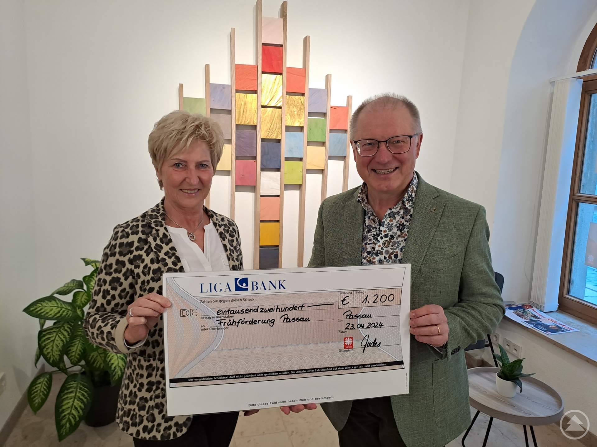 1200 Euro für die Frühförderung. Alte Briefmarken sind für den Papierkorb viel zu schade. Irene Fuchs (li.) von der Caritas übergibt den Spendenscheck an Gerhard Krinninger, den Leiter der Frühförderung.