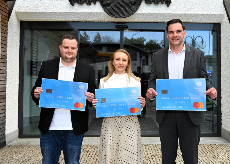 Künftig erhalten auch Asylbewerber im Landkreis Freyung-Grafenau kein Bargeld mehr, sondern ihnen wird ein entsprechendes Guthaben auf eine Bezahlkarte überwiesen. Zum Start der Ausgabe präsentieren (von rechts) Landrat Sebastian Gruber, Abteilungsleiterin Barbara Schober und der zuständige Mitarbeiter aus der Sozialverwaltung, Matthias Krammer, ein Beispielbild der neuen Karte.