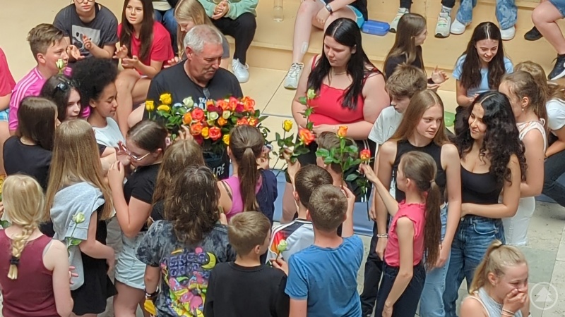 Hausmeister Gerhard Siegl wurde von den Schülern der Realschule Grafenau mit Blumen überrascht.