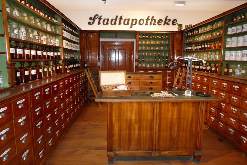 Flyer/Grafik zum Event: Apothekengeheimnisse - Einblicke in die Welt der Alchemisten, Giftmischer und Pillendreher am Mo., 29.07.2024 - Mo., 09.09.2024