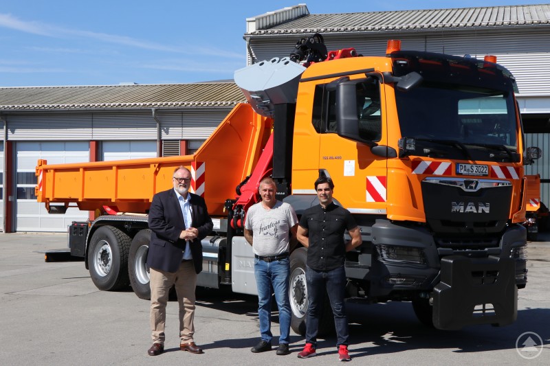 Oberbürgermeister Jürgen Dupper (von links) freut sich mit Fahrer Ernst Sagerer und Bauhofleiter Markus Weiherer-Steimer über das neue Gefährt und dessen vielfältigen Einsatzmöglichkeiten