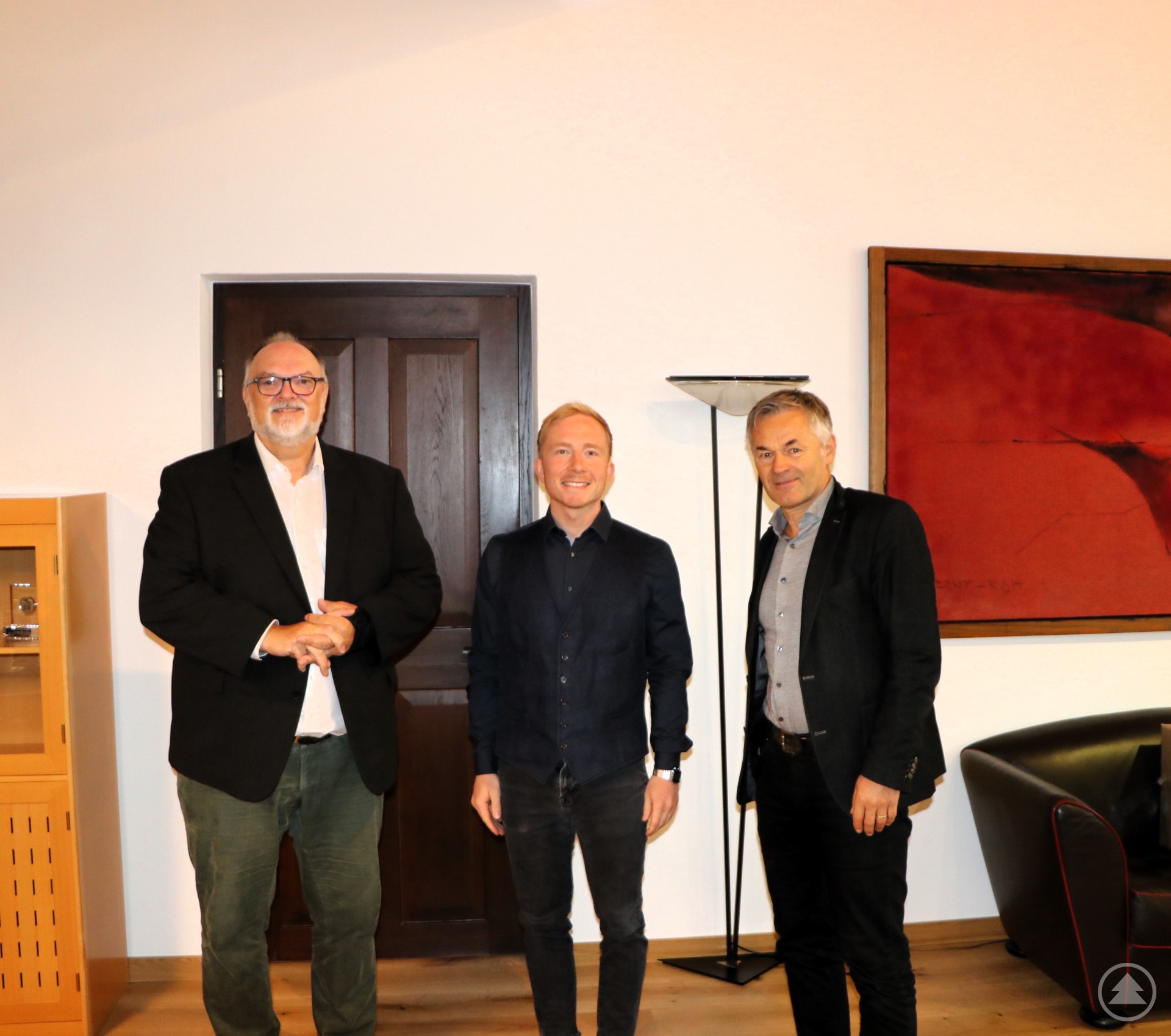 Oberbürgermeister Jürgen Dupper (links) begrüßt zusammen mit dem Wirtschaftsreferenten Werner Lang (rechts) den neuen Leiter der Dienststelle Marketing- und Tourismus Andreas Seyller