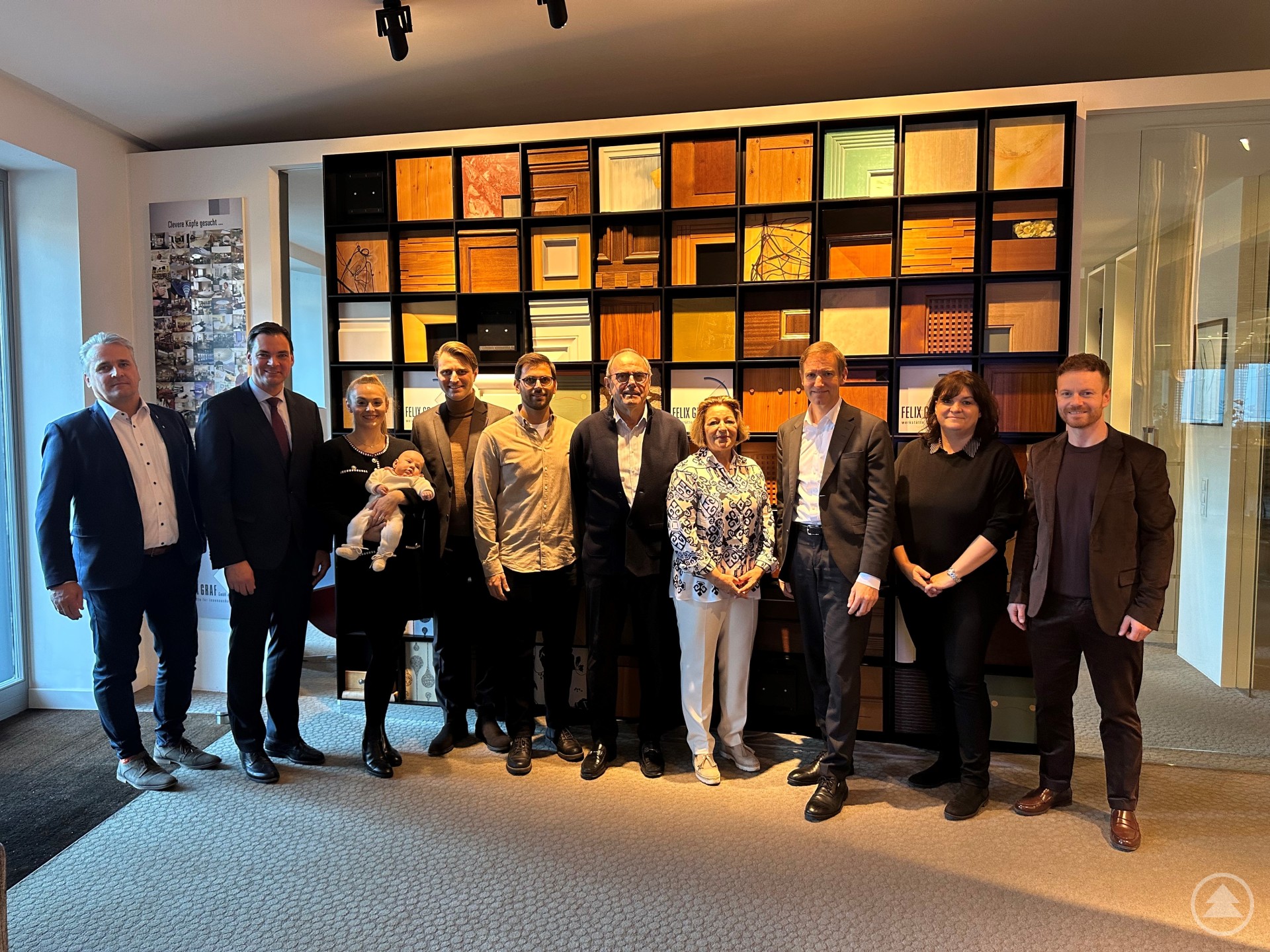 Ein beeindruckende, neue Firmenzentrale eröffnete die Firma Nigl + Mader GmbH im Herzen des Marktes Röhrnbach. Bild v. l. n. r.: Landrat Sebastian Gruber, Josefine Mader, Thomas Mader (Geschäftsführer), Leo Meier (Bürgermeister Markt Röhrnbach), Bernhard Nigl (Geschäftsführer), Regierungspräsident Rainer Haselbeck, Claudia Nigl, Thomas Nigl, Manuela Königbauer (Regierung von Niederbayern), Johannes Gastinger (Wirtschaftsreferent), Stefan Schuster (Regionalmanager)