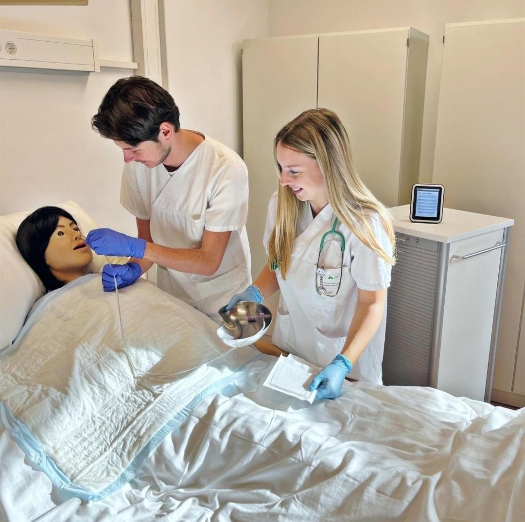 Anhand moderner Pflegesimulationen – wie hier mit der „Nursing Anne“ – lernen Auszubildende handlungsorientiert den professionellen Umgang mit Pflegebedürftigen.