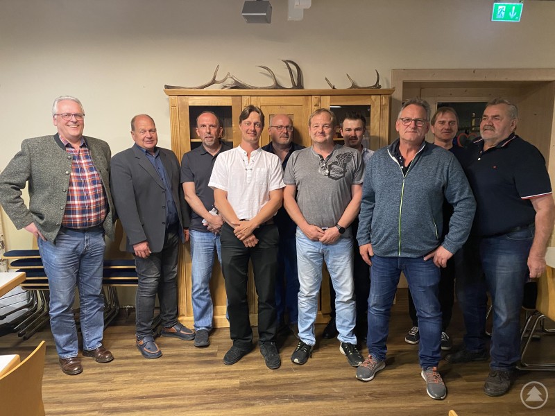 Vorstandswahl im Neuordnungsverfahren Kellerberg (von links): Eugen Stadler, Michael Kreiner, Markus Denzer, Randolf Ditz, Thomas Schröder, Anton Winterer, Korbinian Fischer, Franz Eiler, Bernd Graßl und Erich Süß. Zehn Männer stehen nebeneinander in einem Raum mit Holzmöbeln und Hirschgeweihen an der Wand, offenbar nach einer offiziellen Wahlversammlung.