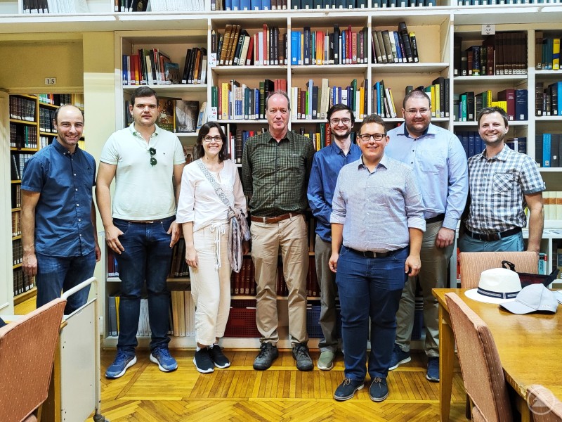 Mehrere Mitglieder der Jungen Union Freyung-Grafenau stehen in einer Bibliothek zusammen mit einem Vertreter des Deutschen Archäologischen Instituts in Kairo. Hinter ihnen sind Bücherregale zu sehen.
