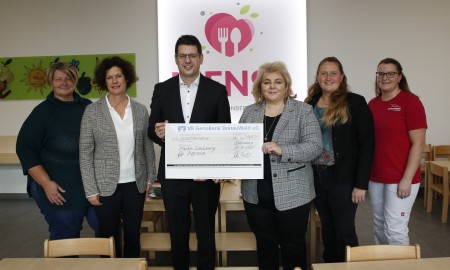 VR GenoBank spendet 2000 Euro f&uuml;r die Mensa der Markt-Kinder in Sch&ouml;nberg