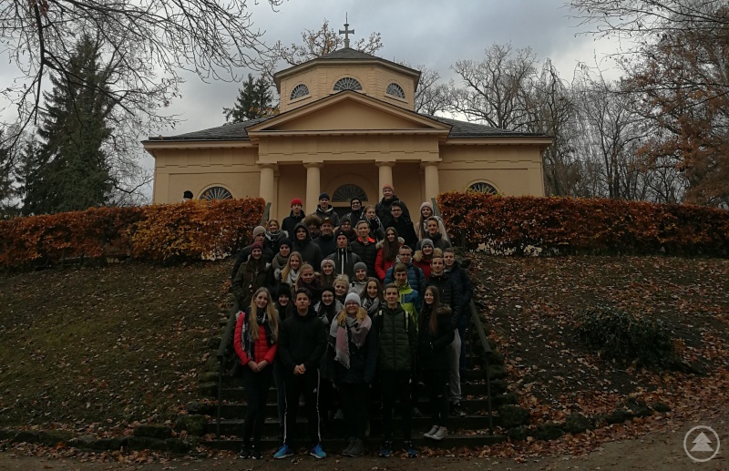 Die erste Gruppe mit StD Marcus Güll-Uhrmann (hinten mittig) vor der Weimarer Fürstengruft …
