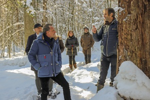 Minister mit Schneeschuhen durch den Urwald