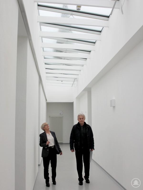 Landrätin Rita Röhrl und Architekt Georg Oswald freuen sich, dass der helle Tageslichtgang Schüler und Gäste begeistert.