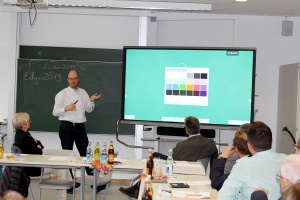 13 LCD-Tafeln für das Gymnasium Zwiesel