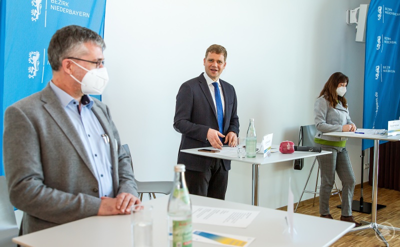 Bezirkstagspräsident Dr. Olaf Heinrich (Mitte) stellte das neue Hilfsangebot für Menschen in psychischen Notlagen sowie deren Angehörige im Rahmen einer Pressekonferenz vor. Außerdem im Bild Stefan Eichmüller, Leiter des Referats Gesundheitseinrichtungen und Organisator des Krisendienstes Psychiatrie Niederbayern (links) und Claudia Holzner, Psychiatriekoordinatorin des Bezirks Niederbayern (rechts)