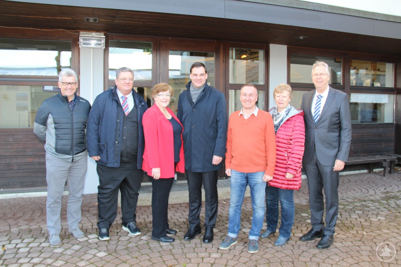 Hatten den Stein in Sachen Fachakademie 2019 ins Rollen gebracht (von links) der zuständige Abteilungsleiter Siegfried Wilhelm, Grafenaus damaliger Bürgermeister Max Niedermeier, die mittlerweile pensionierte damalige Leiterin der Außenstelle Schlag Johanna Kreutzer, Landrat Sebastian Gruber, Robert Eberle (damals noch Mitarbeiter in der Schulleitung) und Barbara Biebl (Fachbetreuung in der Kinderpflege) sowie der ebenfalls mittlerweile pensionierte ehemalige Schulleiter Uwe Burghardt.