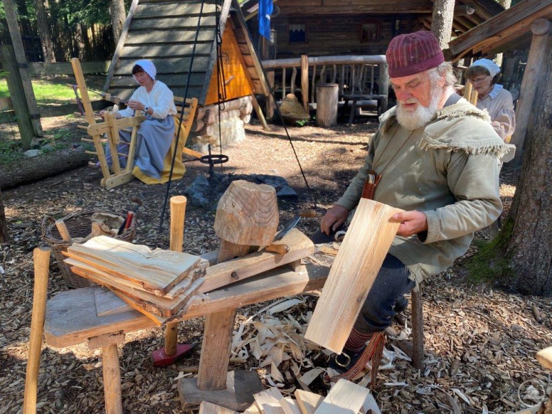 Geschichte erleben - im Authentikbereich von Pullman City. Am Wochenende wird hier während des Frühlingsrendezvous der Trapper und Indianer neben dem Deckenmarkt auch Handwerk aus längst vergangener Zeit gezeigt. Das Bild zeigt Richard Bals, Authentiker/Hobbyist und Bürgermeister der Authentikbereichs beim Erstellen von sog. "Schindeln" für die authentisch gebaute Wohnhütte.