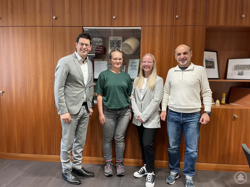 v.l. Bürgermeister Martin Pichler, Auszubildende im Waldkindergarten Ramona Pritzl, Auszubildende der Verwaltungsgemeinschaft Schönberg Josephine Adlhoch und Adolf Hackl (Personalwesen).