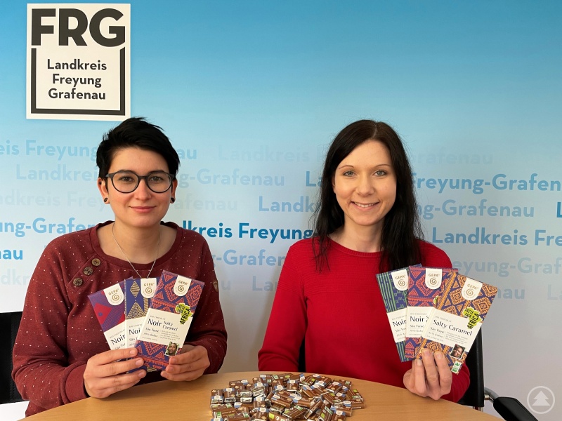 Mit dem Verkauf von Fairtrade-Schokolade für faire Löhne zu kämpfen, ist nur eine der vielen Möglichkeiten sich für eine nachhaltige Entwicklung auf dieser Welt einzusetzen. Auch im Landkreis gibt es eine ganze Reihe von Menschen, die sich auf diese Weise engagieren oder dies gerne tun würden. Nina Stelzl und Eva Brunner, im Landratsamt zuständig für diese Themen, möchten diese Menschen bei einem ersten Treffen zusammenbringen und allen entwicklungspolitisch engagierten und interessierten Personen aus dem Landkreis eine Plattform zur Vernetzung anbieten.