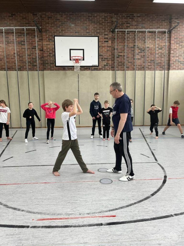 Viertklässler üben Selbstschutztechniken angeleitet von Paul Gruber