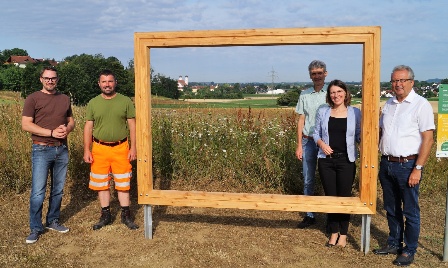 „Die Natur ist ein guter Künstler“ – Neuer Landschaftsrahmen an der Blühwiesenfläche beim Schulzentrum Bogen sorgt für wunderbare Ausblicke