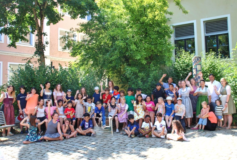 Bürgermeister Armin Dickl (2.ter von rechts) beim Abschiedsfest mit den Hort- und Krippenkindern sowie den pädagogischen Mitarbeitern.