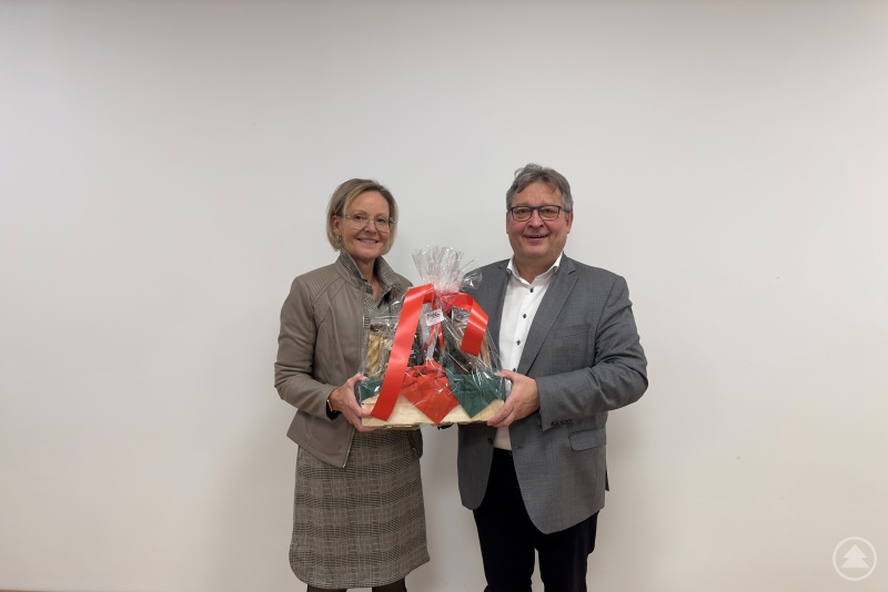 Glückwunsch und Gottes Segen, Dank und Anerkennung für den großen Einsatz. Caritasvorständin Mag.a (FH) Andrea Anderlik, gratuliert Diakon Konrad Niederländer zum 65. Geburtstag.