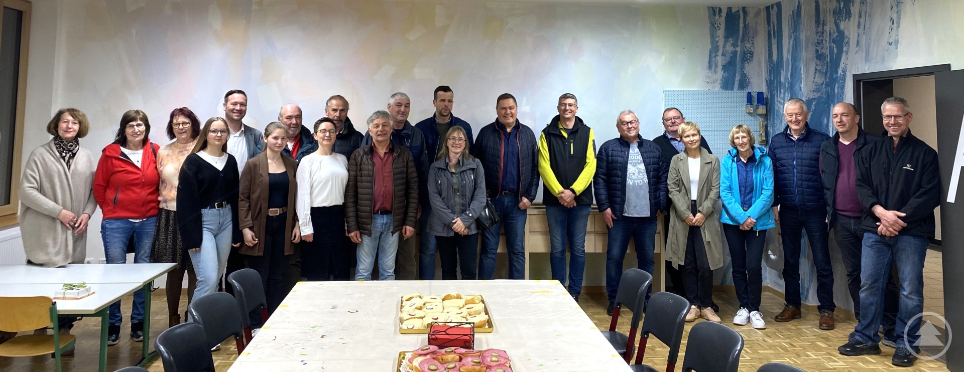 MdL Josef Heisl (5.v.l.), Ortsvorsitzende Sonja Kozeny (8.v.l.), Röhrnbachs Bürgermeister Leo Meier (10.v.l.) und die Mitglieder der CSU-Ortsverbände.