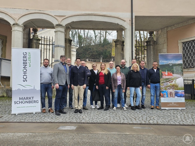 Am Kloster Weltenburg traf der Markt Schönberg auf den Kelheimer Bürgermeister Christian Schweiger (2.v.l.). Die westlichste Ecke Niederbayerns hat ein paar eigene Themen, aber in einer der östlichsten geht es dennoch auch ganz ähnlich darum, mit vorhandenen Gestaltungsmöglichkeiten vorausschauend, effektiv und zum Wohl der Bürger umzugehen.