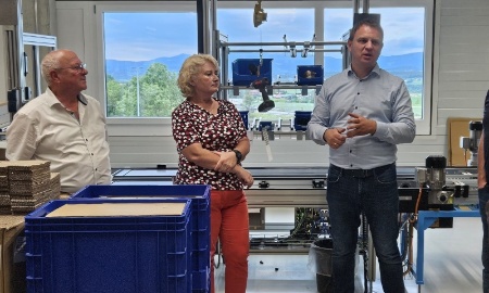 SPD-Bundestagsabgeordnete Rita Hagl-Kehl besucht CarBatteryReFactory von FENECON in Iggensbach