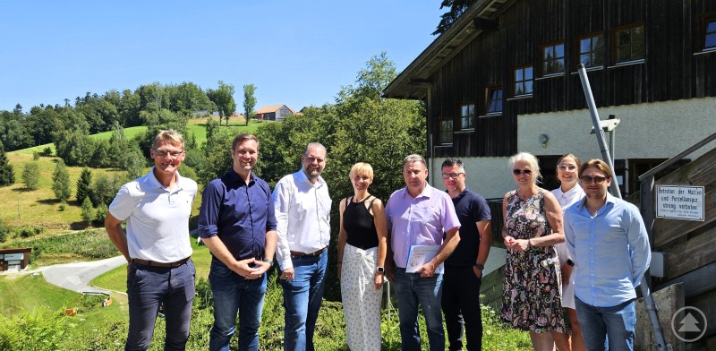 (v. l.) Andreas Schmid (WSV Rastbüchl), MdL Josef Heisl, Sascha Schnürer (Geschäftsführer der Schnürer & Company), Vereinsvorsitzende Margit Uhrmann, Breitenbergs Bürgermeister Adolf Barth, Klaus Wegerbauer (WSV Rastbüchl), Hauzenbergs Bürgermeisterin und stellv. LAG-Vorsitzende Gudrun Donaubauer, Nadja Kernbichl und Dominic Schnürer (Mitarbeiter der Schnürer & Company).