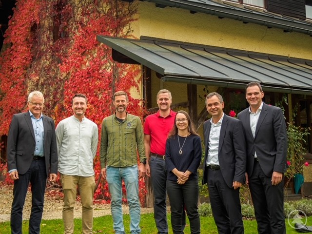 V. l.: Christian Escherich (Bürgermeister Wegscheid), Geschäftsführer Andreas Meisinger, Dr. Paul Erhard, Matthias Hoffmeister, Kristina Urmann (Bürgermeisterin Neureichenau), Raimund Kneidinger (Landrat Passau) und Sebastian Gruber (Landrat Freyung-Grafenau) MM 2024-10-29 Die vielversprechende Zukunftsperspektive der Fachklinik Schlehreut gGmbH_Runder Tisch.jpg
