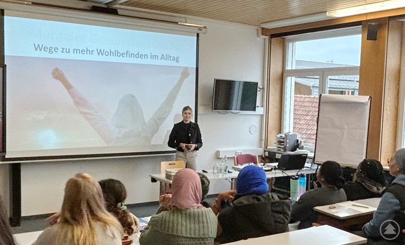 Gesundheitsexpertin Lisa Frauenhofer vermittelte den Pflegeschülerinnen Tipps zu den Themen Selbstbewusstsein, Selbstbehauptung und Stressbewältigung.