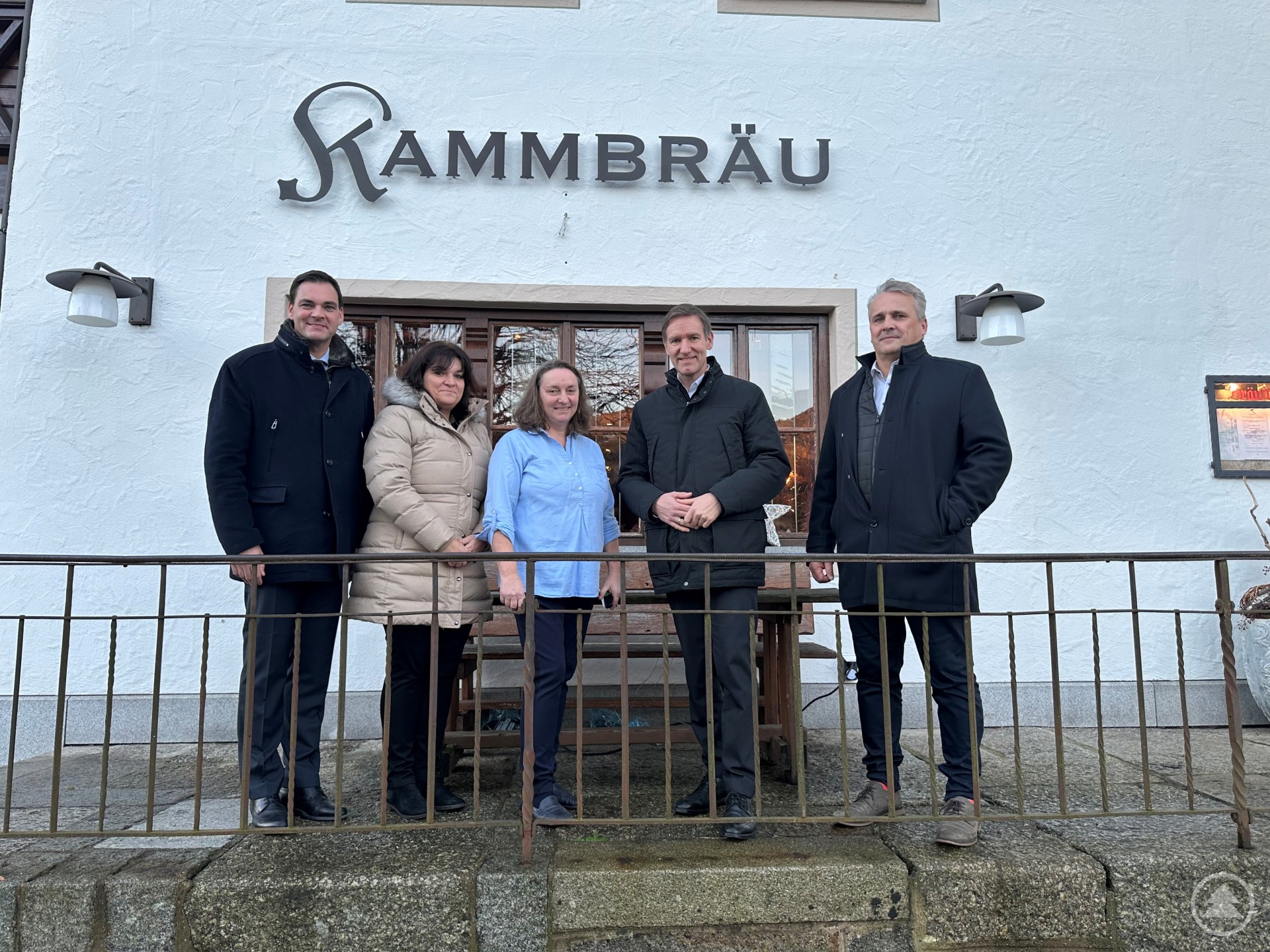 Interessante Einblicke und eine hervorragende Verköstigung erhielten Landrat Sebastian Gruber, Manuela Königbauer (Regierung von Niederbayern), Regierungspräsident Rainer Haselbeck und Dirk Rohowski (Bürgermeister Gemeinde Zenting) von Sigrid Kamm (Bildmitte) im Landgasthof Kammbräu, dessen Geschichte bis ins Jahr 1740 zurückführt.