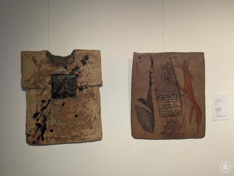 Kunstwerke aus Steinzeug im Deggendorfer Palais im Stadtpark